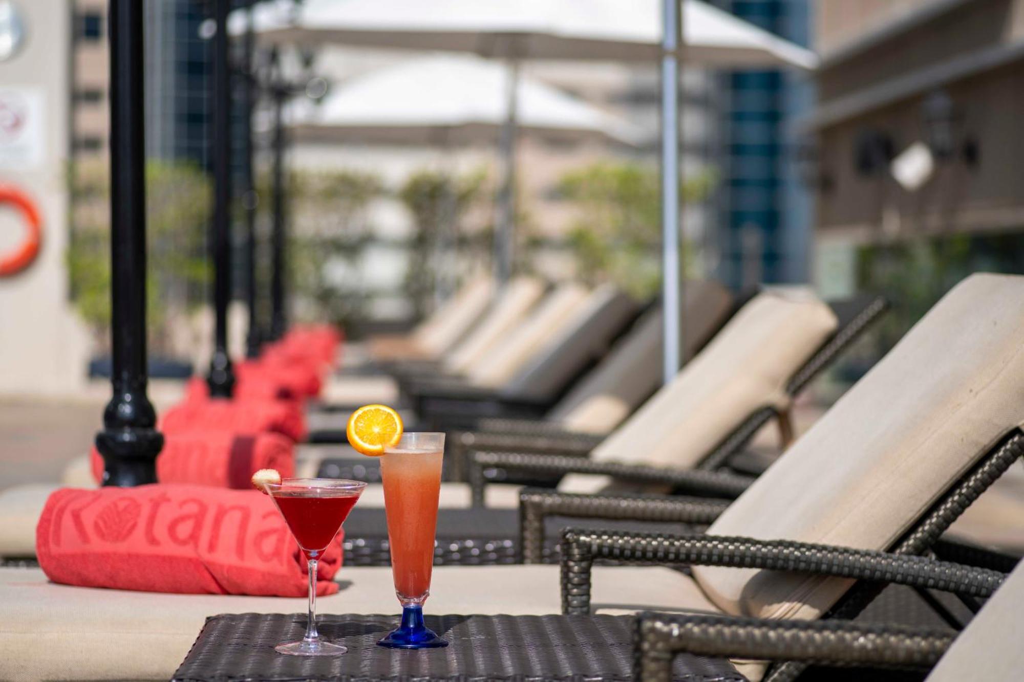 Hotel Media Rotana Dubai Exterior foto Poolside at the Hilton San Diego Bayfront