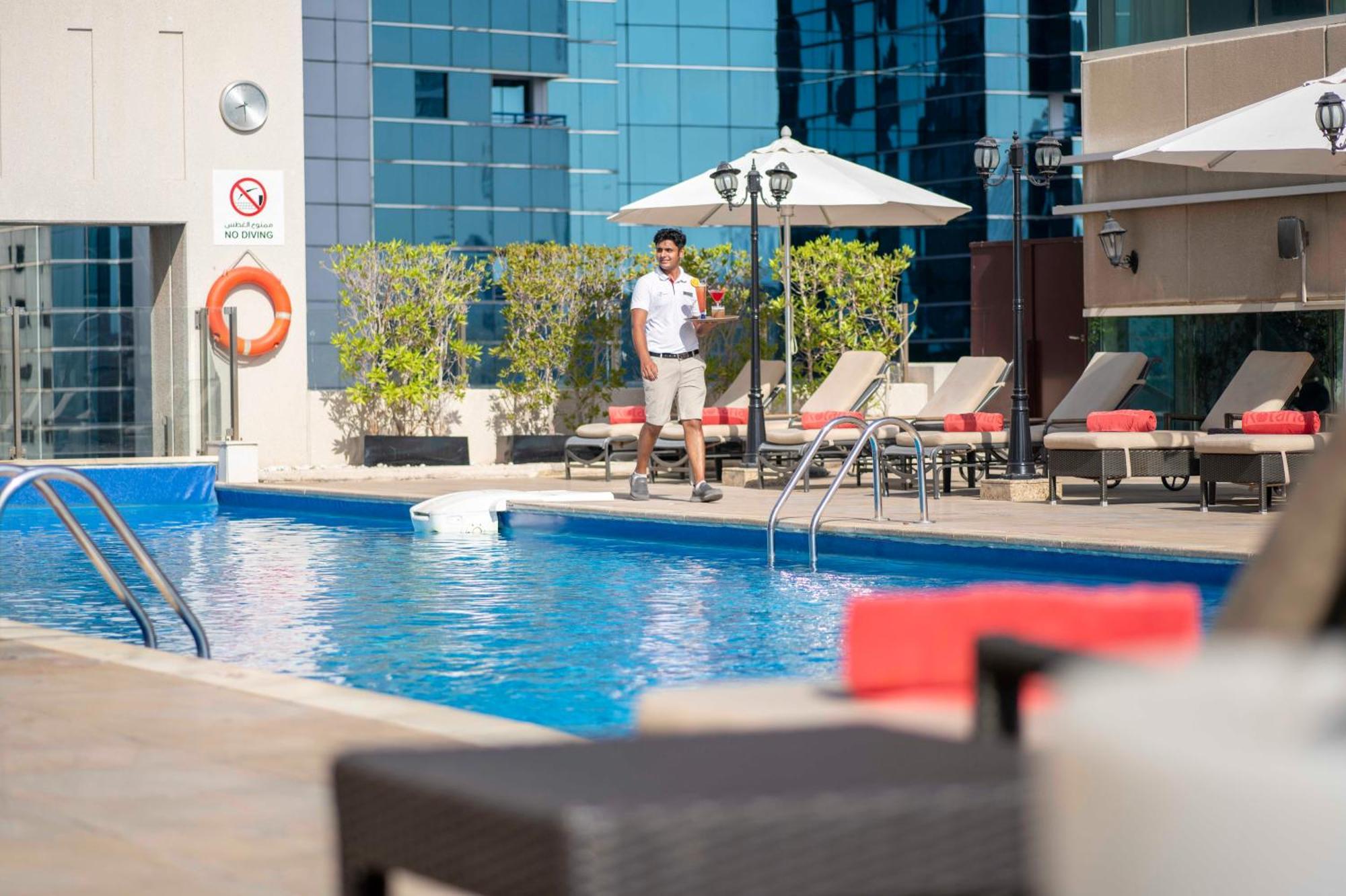 Hotel Media Rotana Dubai Exterior foto Swimming pool at the hotel
